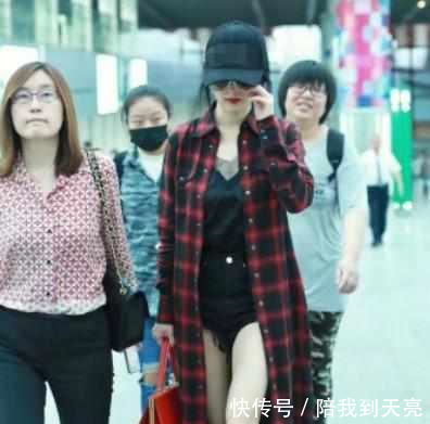 杨幂现身机场, 大胆穿起三角裤吸睛无数, 网友