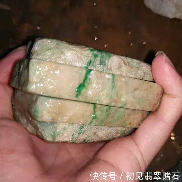 老行家眼光犀利,赌下色蟒爬身的毛料直接上刀,刀刀辣眼睛! 金百利真人在线