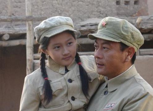 关晓彤小时候穿军装的样子,一定要生一个这样