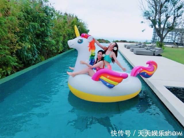 任家萱罕见晒泳装照自比网红,同框妹妹大长腿