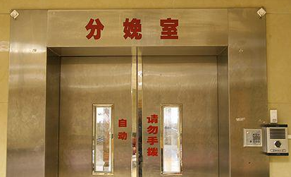 24岁孕妇分娩忽然大出血,被迫说出事实真相后,老公怒斥:离婚!