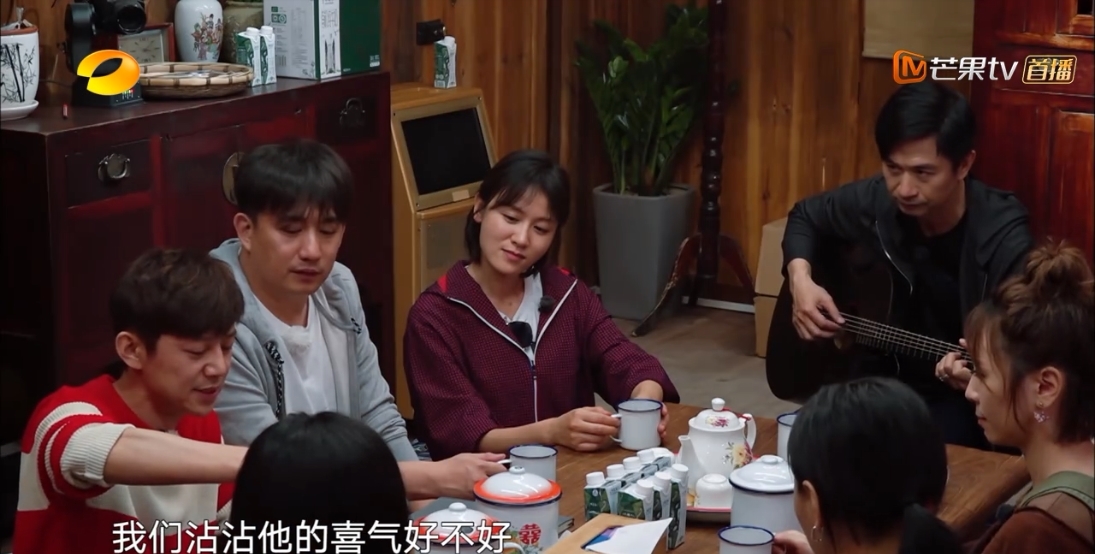 何炅遭到黄雅莉熊抱,而他下意识的反应,网友