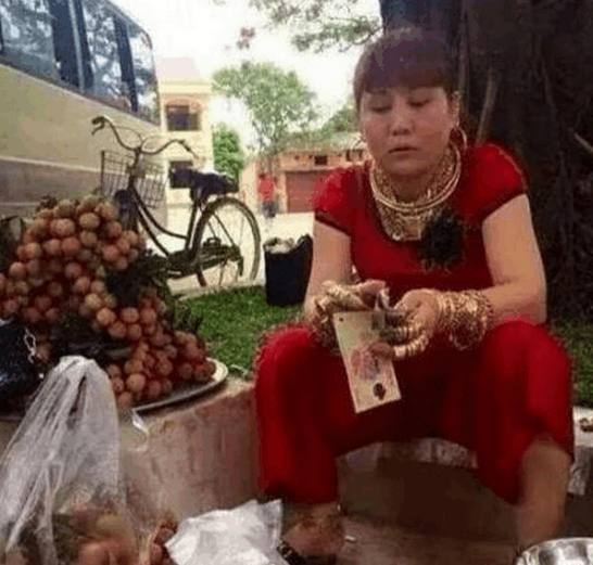越南土豪女子戴10多斤黄金饰品街边卖水果,金