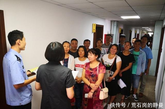 胶州法院强制执行拍卖厂房 15名工人拿回130