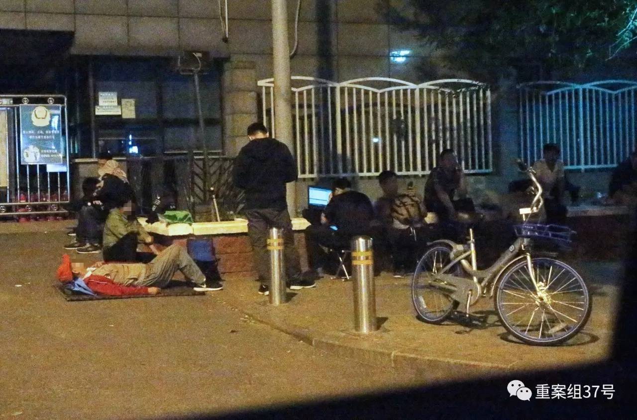 北大口腔医院号贩子:花100雇人排队取号 转手卖2000