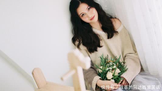 幽默:早上女同事穿开叉裙来上班,我:这么短不怕走光?她…