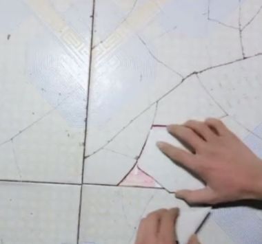 女子不小心将蒜锤子掉地上,将地面砖砸碎,却因此发现男友的秘密