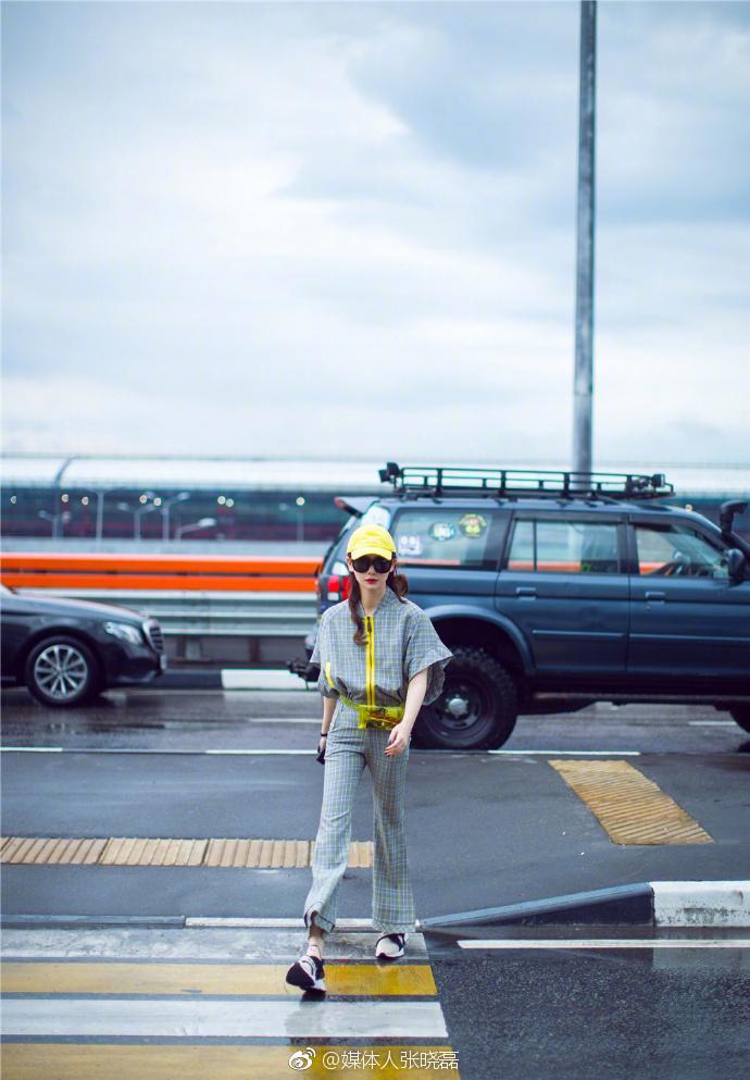戚薇现身机场：一身灰色格子套装搭配俏皮小黄帽，却被它抢镜！