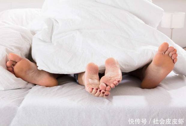 丈夫外地出差，妻子去男闺蜜家睡觉，妻子：一个人在家怕黑