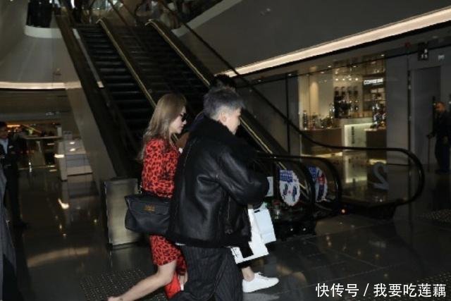 阿娇领证现场曝光,穿粉色婚纱同新郎深情拥吻