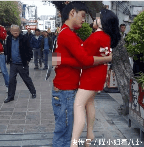 一对男女在街头紧紧相拥不分开 , 路人看到男子身上的字后“哭笑