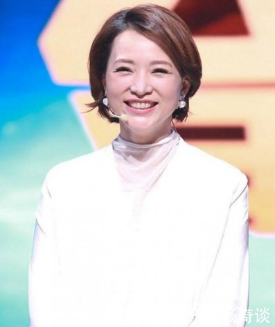 她是春晚主持人,连续八年荣获十佳主持人,后被