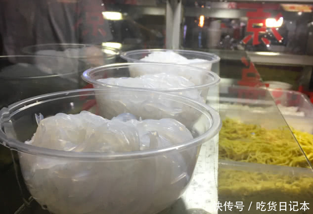 姑娘卖适合夏天的美食,6块钱一碗,想吃还得提