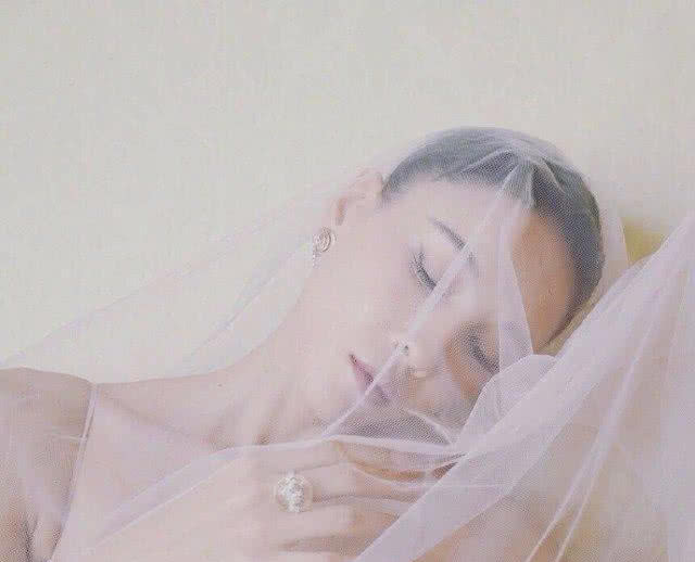 张蓝心近照曝光,大长腿上围突出力压柳岩关晓