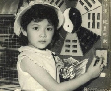 她曾是香港最红天才童星，父母却把她当摇钱树，精神崩溃住疗养院