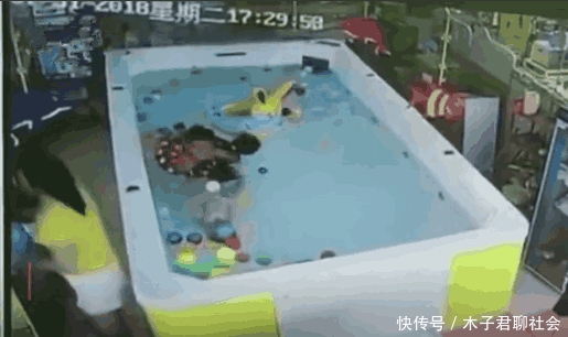 1岁宝宝游泳溺水90秒死亡, 粗心妈妈一旁玩手