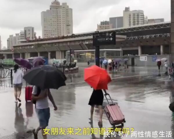 异地恋情侣吵架 女友顶着台风赶到上海道歉