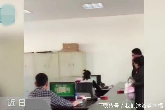 上班时间玩空当接龙,群众排队苦等办业务,回