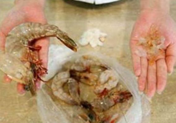 女子菜市场买了一斤小龙虾,清洗虾头之后,大骂