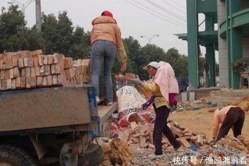 婆婆将拆迁款全给小叔子,我为买房努力攒钱,一查余额我欲哭无泪