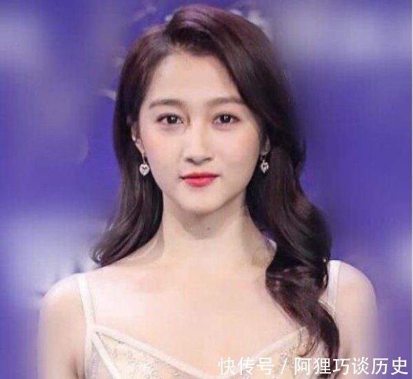 24岁鞠婧和21岁关晓彤同台,年龄相差3岁,却一