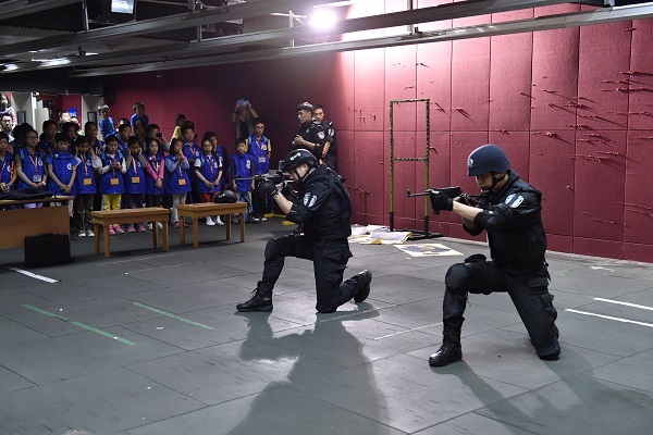 新华小记者走进公民警校参观学习