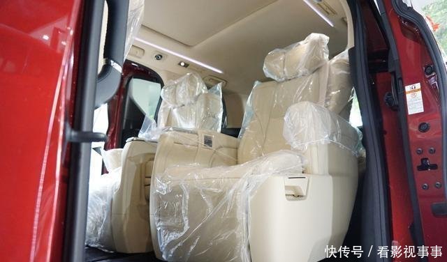 丰田埃尔法车标为啥有2种19款更帅十倍,加价却