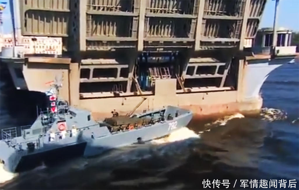 俄罗斯海军日阅兵式上演尴尬一幕:快速登陆艇