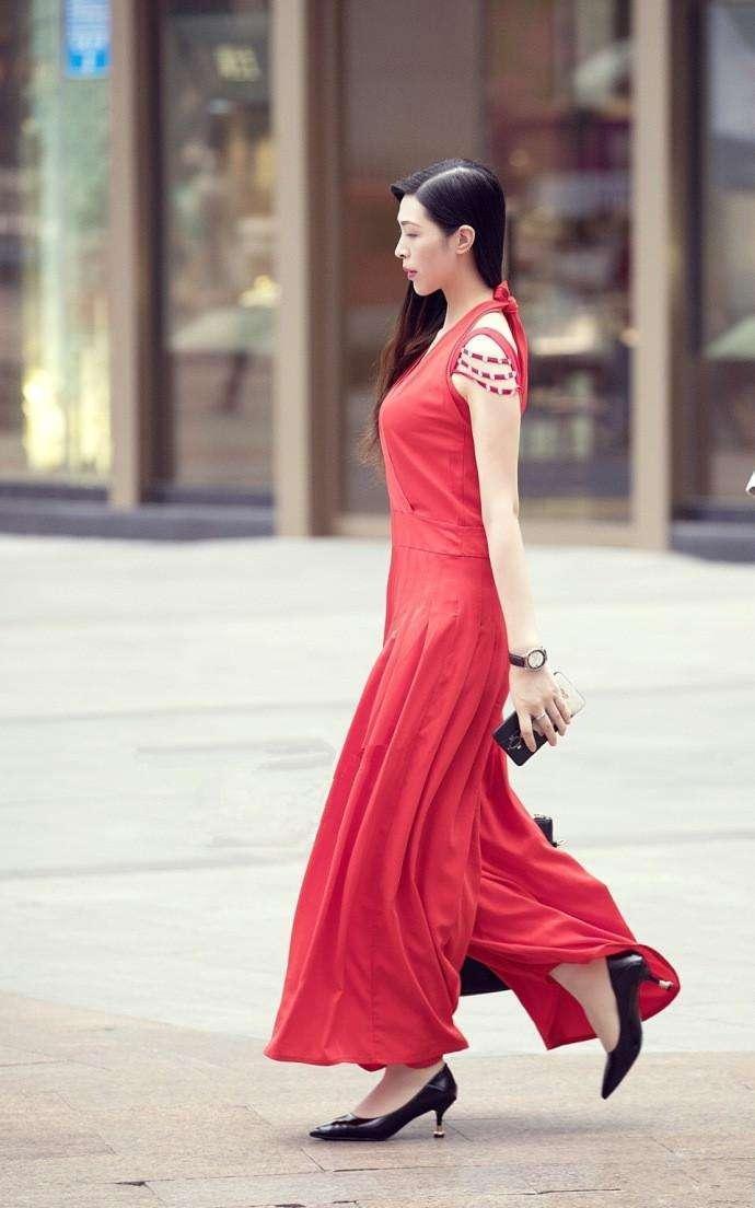 重庆街拍, 姿态优美的连衣裙美女, 气质十足, 满