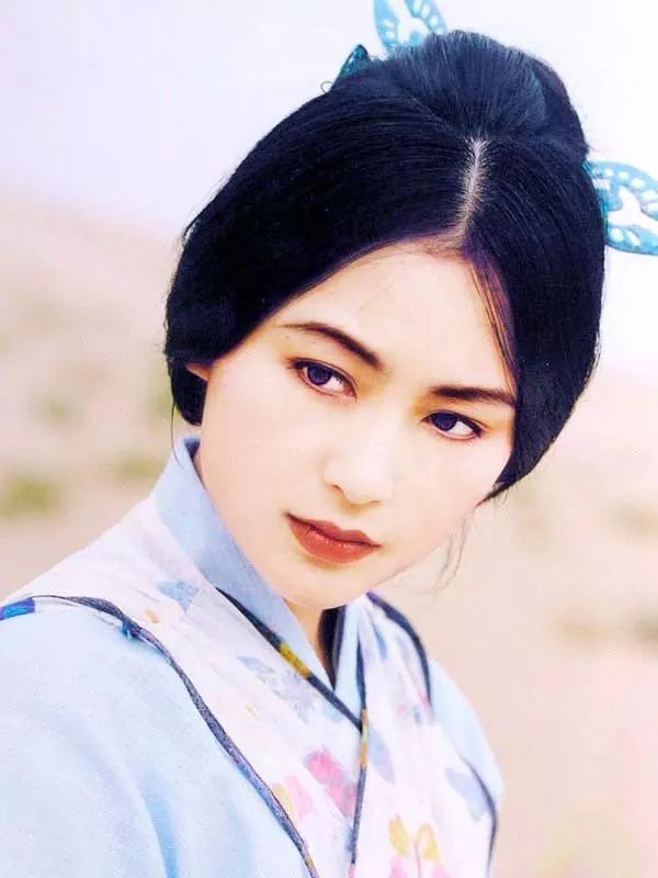 她演过很多绝世美女的角色, 每一个都美到让人心颤. 倾国倾城的貂蝉.