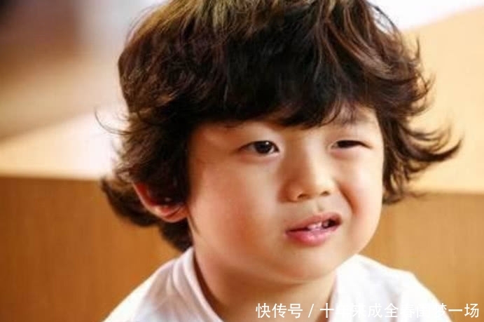 韩国表情包男孩长大了,15岁成阳光暖男,照样迷