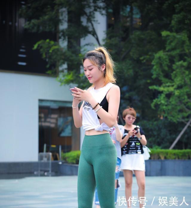 街拍:独特端庄的视频女性裤美女,修饰着紧身完打底附美女身的图片