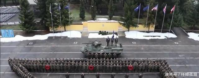 装甲车和士兵摆出炮艇图样,问你怕吗乌克兰多