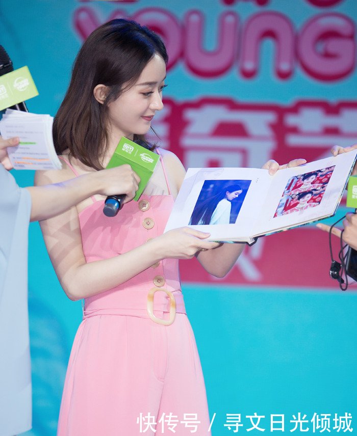 赵丽颖穿高跟鞋出席活动,粉色连体裤凸显纤细