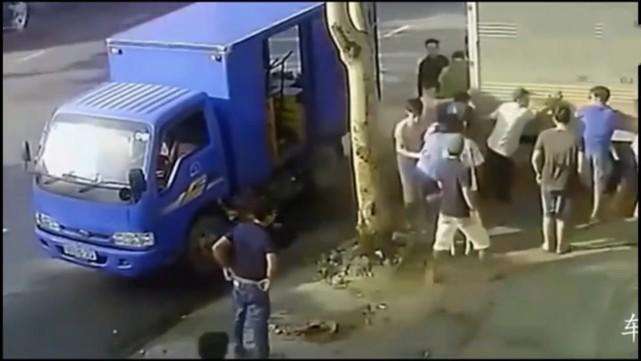 超市送货员正准备卸货, 监控突然拍下令人揪心