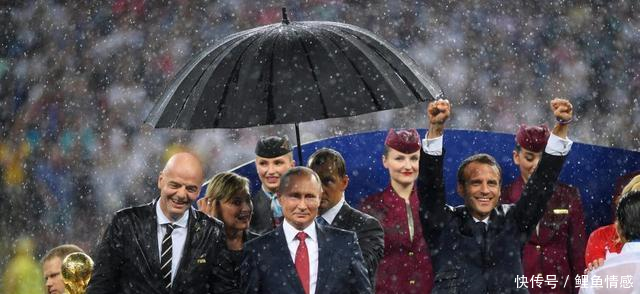克罗地亚女总统看球全身湿透,用一件球衣时尚