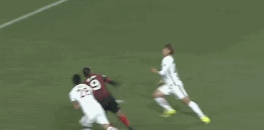 贺惯染红下场的动作