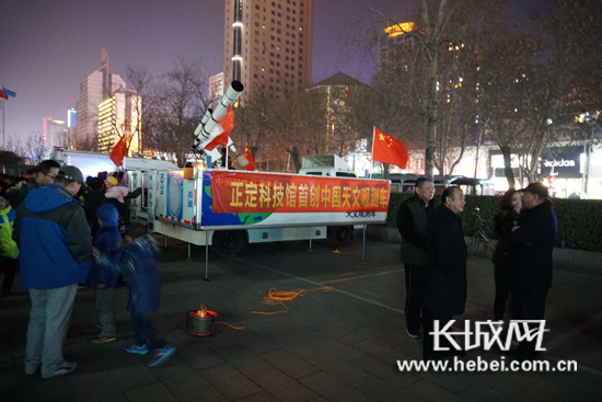 今年元宵节天文观测车拉近了月亮与市民的距离