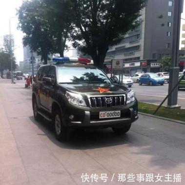 高速上拦下一辆无牌普拉多, 车窗上一张贴纸成