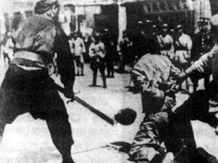 他28岁担任中共最高领导,被杀前微笑着说了四个字