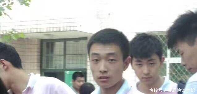 邓伦微博发自拍,忘记P掉所喝饮料,粉丝发现了