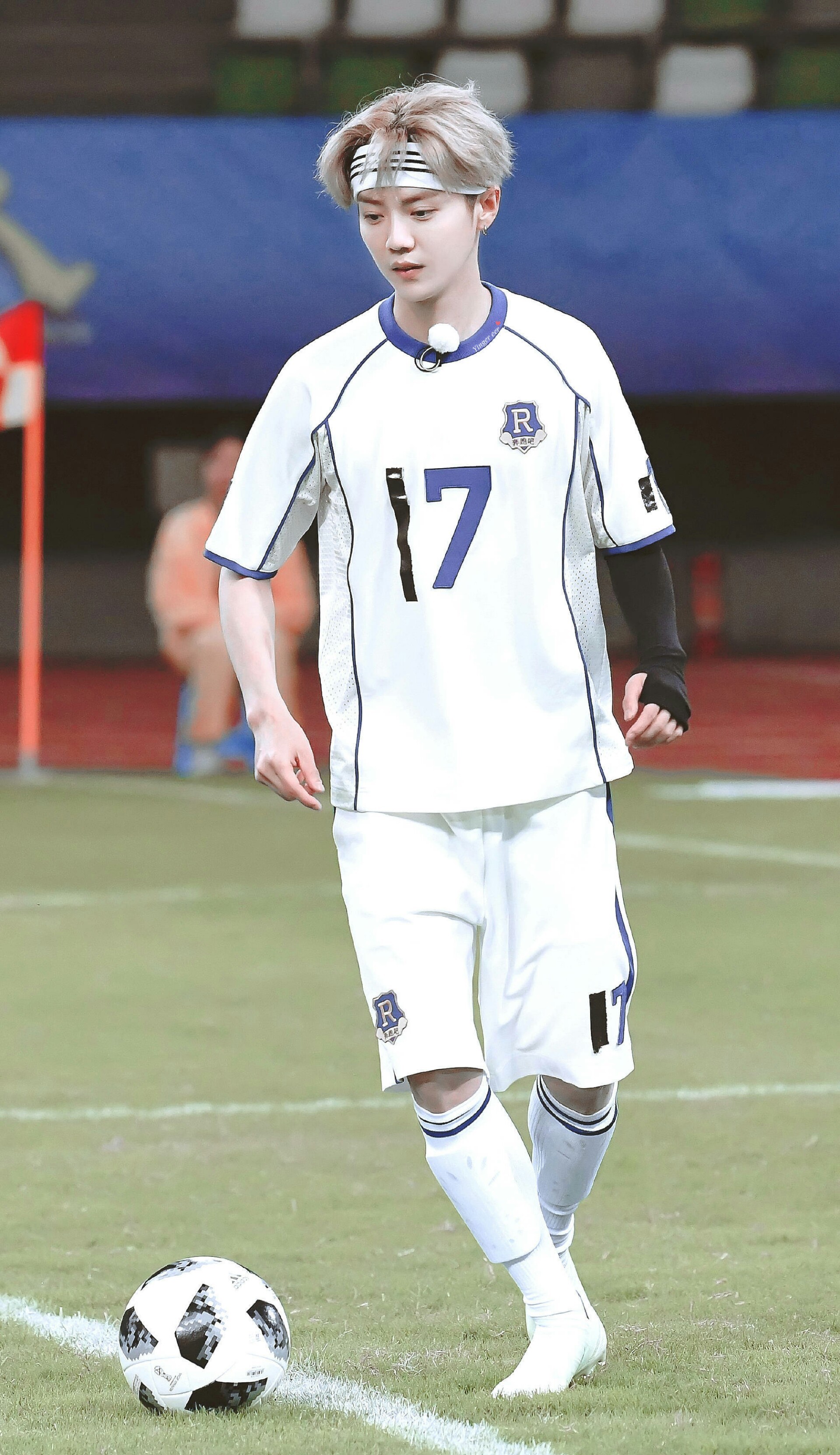 鹿晗追星和足球球星合照堪比集邮,网友:人生赢