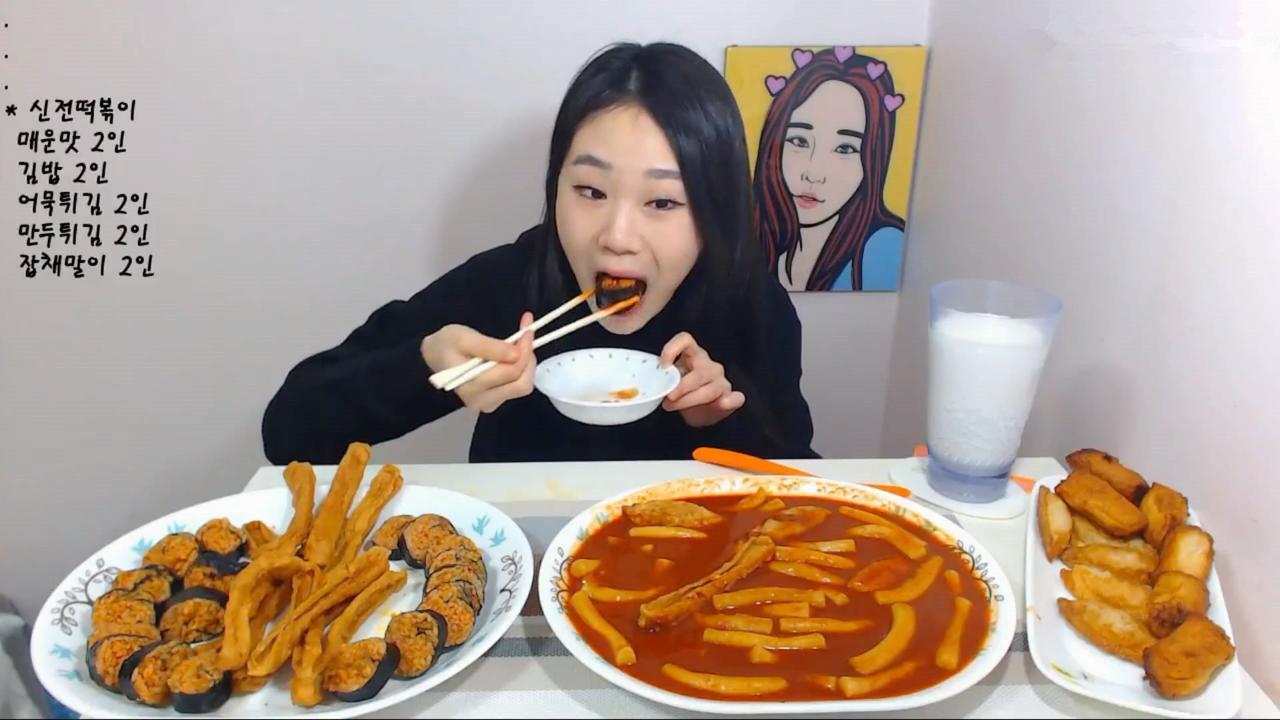 韩国大胃王卡妹,吃饺子,辣鱼糕,紫菜包饭,这顿真丰盛