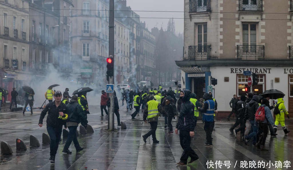 法国黄背心运动致10年来最严重骚乱 考虑实