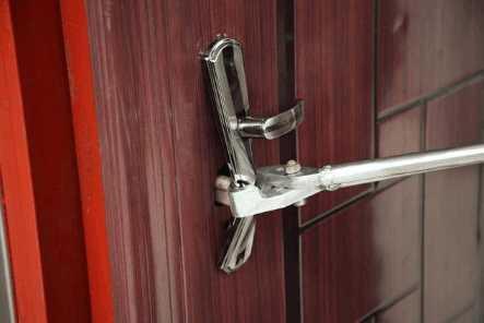 入住新房开发商留的入户门需要换掉吗？看完庆幸我家没做错