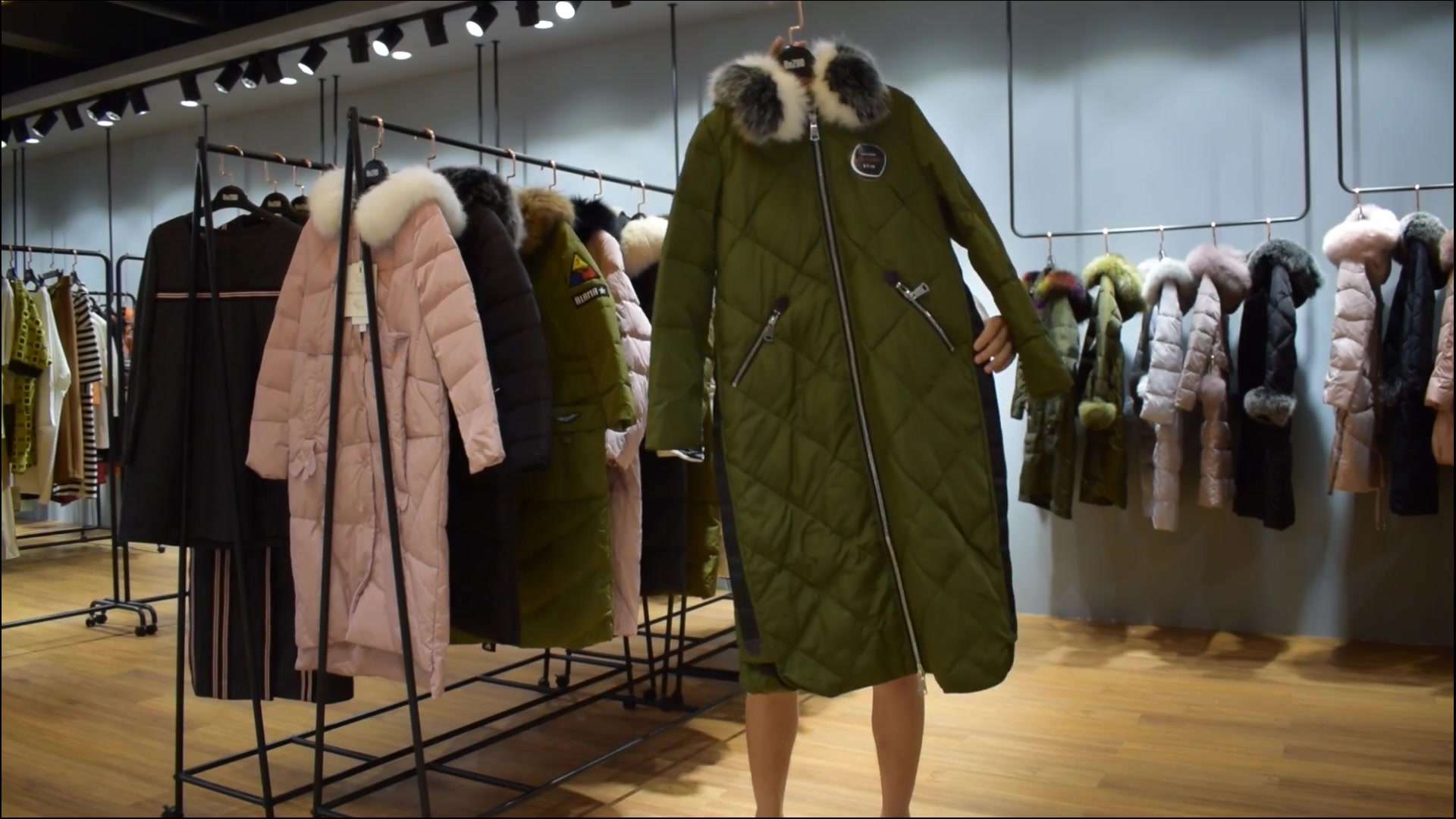 哈尔滨：寒风中的时尚守望——服装店行业的春天