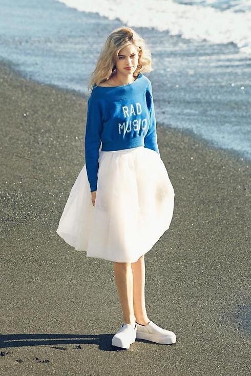 半身沙滩裙裙搭配小白鞋怎么样