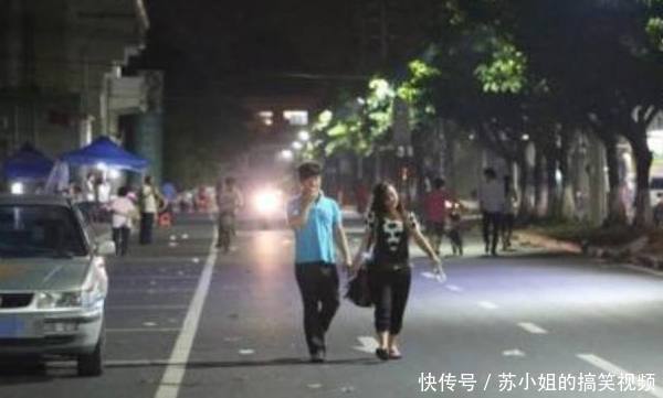 大学情侣散步回校，女友被四男子拖走，女友：只怪自己瞎了眼