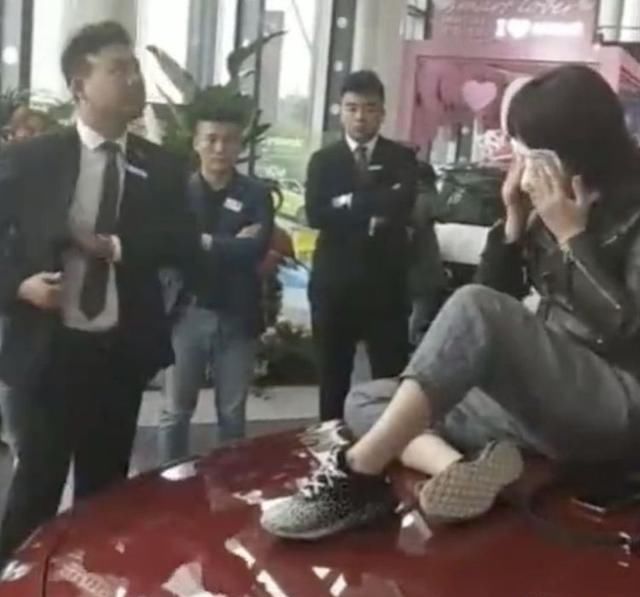 西安66万奔驰女车主维权续:奔驰4S店称车没问