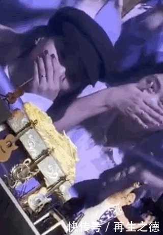 王力宏围观粉丝求婚好八卦,让挡视线的歌迷快